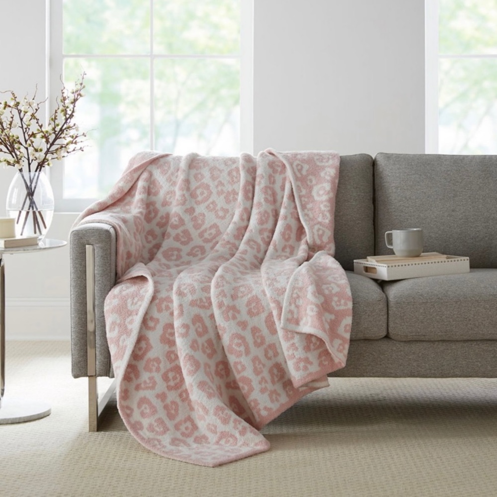 Members Mark cozy knit throw leopard cream/blush